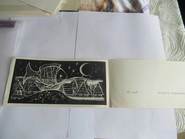 Původní sběratelská novoročenka PF 1978 Rodina Zahradníkova – autorka Jiřina Hartingerová-Tobolíková, linoryt (21 × 10,5 cm)