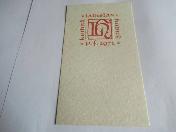 Původní sběratelská novoročenka p. f. 1971 knihař Ladislav Hodný – autor monogramu Oldřich Menhart, knihařská ražba na ručním papíře (15 × 8,5 cm)