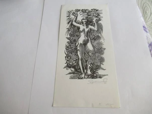 Sběratelská PF 1975 – autor: Gerard Gaudaen – motiv ženský akt v rozkvetlé zahradě, dřevoryt X2 (21 × 10,5 cm)