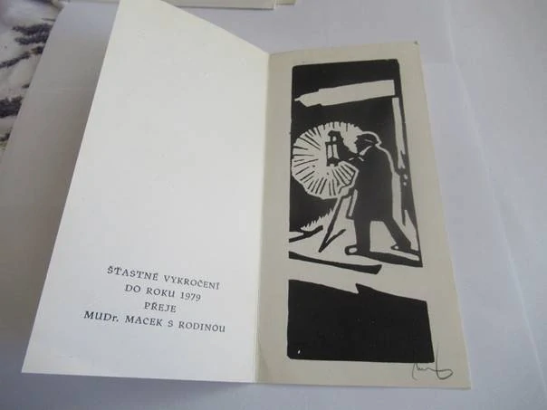 Původní sběratelská novoročenka PF 1979 MUDr. Macek s rodinou – autor Karel Štika, signovaný linoryt (21 × 10 cm)