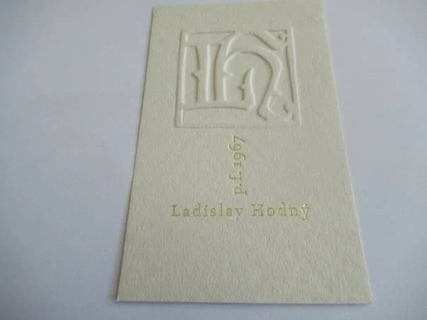 Původní sběratelská novoročenka p.f. 1967 Ladislav Hodný – signet od Oldřicha Menharta, ražený slepotisk / zlatotisk (14,5 × 9 cm)