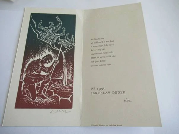 Novoroční PF 1996 se skautským motivem klečícího chlapce u studánky pro Jaroslava Dědka, vhodné pro sběratele skautika a drobné grafiky, autor Ladislav Rusek, originální podepsaný tisk (vícebarevný linoryt), rozměr 20 × 10,5 cm