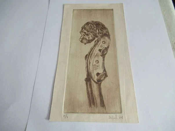 Volná grafika s motivem vyřezávané hlavy lva na krku violoncella (či jiného smyčcového nástroje), vhodné pro sběratele drobné grafiky a hudebních motivů, originální podepsaný a číslovaný tisk, rozměr 20 × 9,5 cm