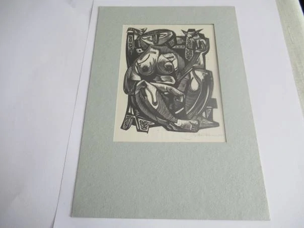 Volná grafika s motivem kubistického sedícího ženského aktu, vhodné pro sběratele moderního umění a drobné grafiky, autor J. Rubatlemann, originální podepsaný tisk (linoryt), rozměr pasparty 22 × 15 cm (samotná grafika 15,5 × 13 cm)
