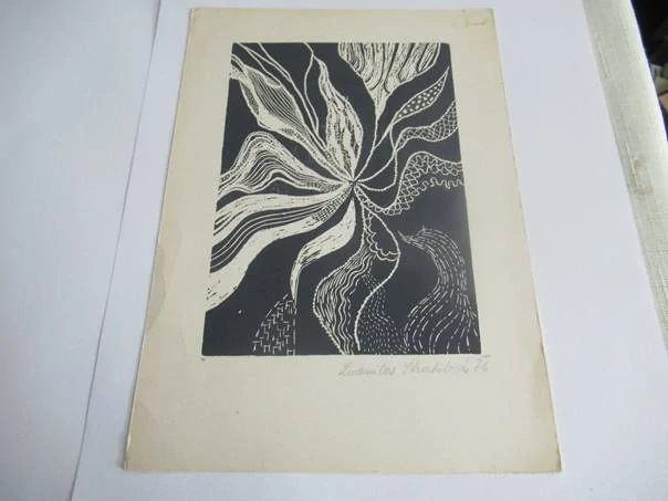 Volná grafika s abstraktním vegetativním a organickým motivem, vhodné pro sběratele české moderní grafiky a abstrakce, autorka Ludmila Straatilová, originální podepsaný tisk (linoryt), rozměr 21 × 14,5 cm
