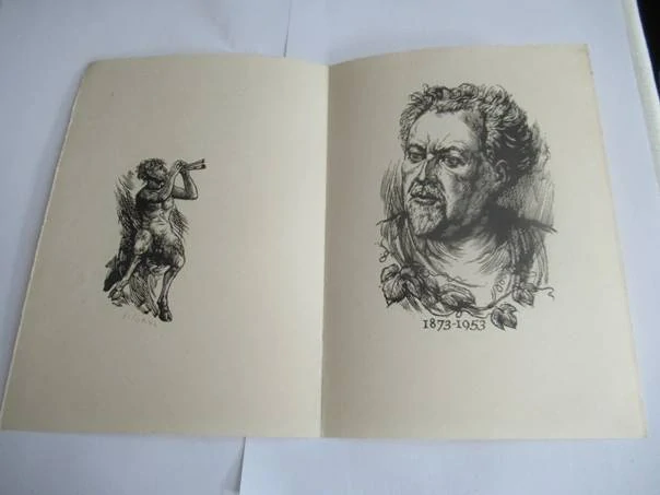 Volná grafika s portrétem Maxe Švabinského k jubileu 1873–1953 a motivem hrajícího fauna, vhodné pro sběratele české moderní grafiky a portrétů, originální podepsaný tisk (linoryt), rozměr složeného listu 20,5 × 14,5 cm