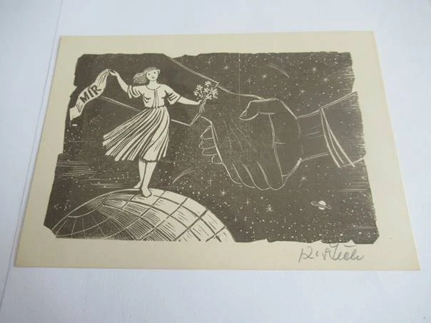 Volná grafika s mírovým motivem alegorie a stisku rukou ve vesmíru, vhodné pro sběratele poválečné grafiky a historické tematiky, originální podepsaný tisk (linoryt), rozměr 17 × 12 cm