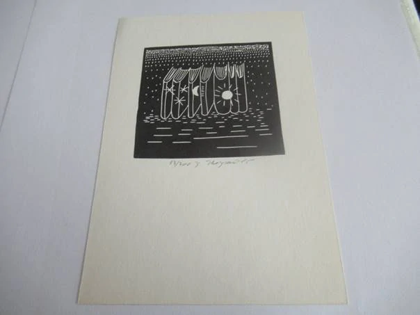 Volná grafika s motivem vesmírné a kosmické knihovny (slunce, měsíc a hvězdy), vhodné pro sběratele moderní drobné grafiky a bibliofilií, autorka Jana Krejčová, originální podepsaný a číslovaný tisk (linoryt – výtisk 13/200), rozměr 14,5 × 10 cm