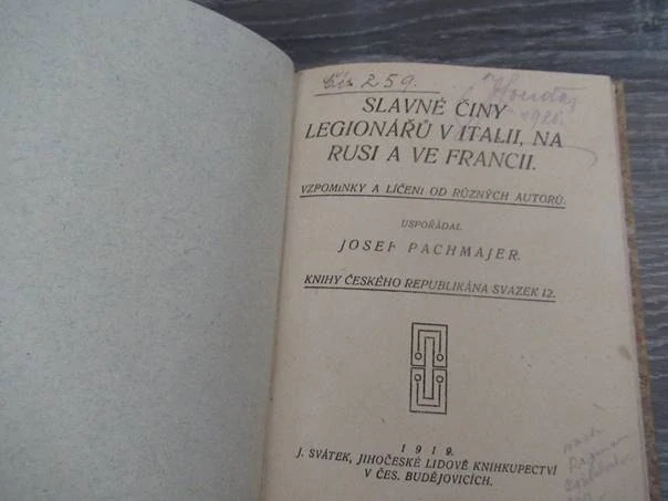Kniha Slavné činy legionářů v Italii, na Rusi a ve Francii – legionářská literatura faktu, vhodné pro sběratele vojenské historie, prvé odbojové a prvorepublikové literatury, uspořádal Josef Pachmajer (1919), nakladatel J. Svátek, rozměr 15,5 × 11,5 cm.