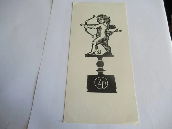 Volná grafika s motivem Amora na podstavci s monogramem ZP, rubové tiskové značení S. Vymětal (1976), rozměr 21 × 10 cm