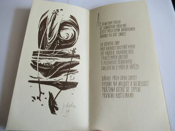 Volná grafika s motivem abstraktní krajiny od Jaroslava Chebena a básní Jindřicha Hilčra, novoročenka PF 1980 (CHBN), dvojnásobná autorská signatura, rozměr složeného listu 21 × 10 cm