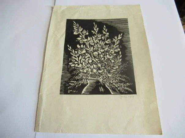 Volná grafika s motivem bohatého květinového zátiší ve váze, originální tisk z roku 1959, vlastnoruční autorská signatura a datace, rozměr 20 × 15 cm