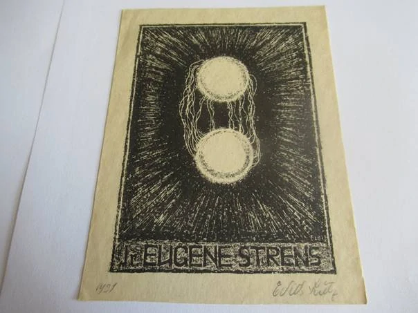 Volná grafika s motivem kosmické přitažlivosti dvou vesmírných těles, exlibris Ir. E. L. C. M. Eugène Strens, autorka Edith Lutz-Romani, originální tisk z roku 1931, vlastnoruční autorská signatura, rozměr 14,5 × 10,5 cm