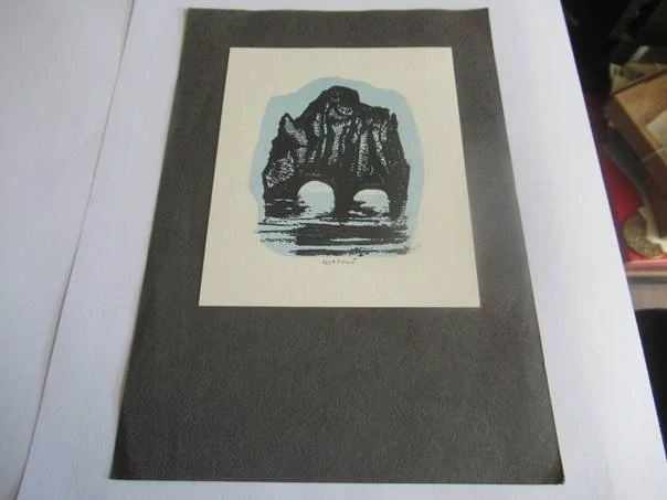 Volná grafika s motivem mořské skalní brány, originální dvoubarevný tisk, vlastnoruční autorská signatura, rozměr podkladového černého papíru 20,5 × 14,5 cm (samotná grafika 12,5 × 10,5 cm)