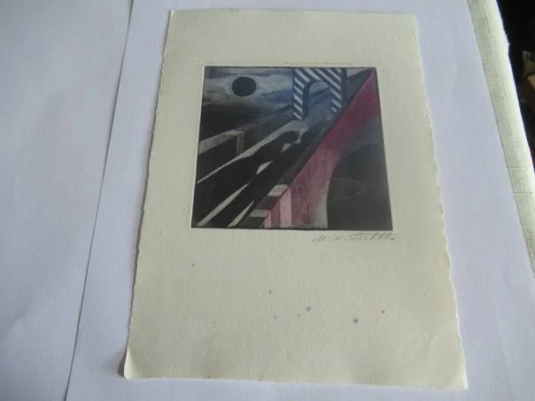 Volná grafika se surrealistickým motivem mostu, stínu a černého slunce, autor Marie Michaela Šechtlová, originální vícebarevný tisk, rozměr 21 × 15 cm