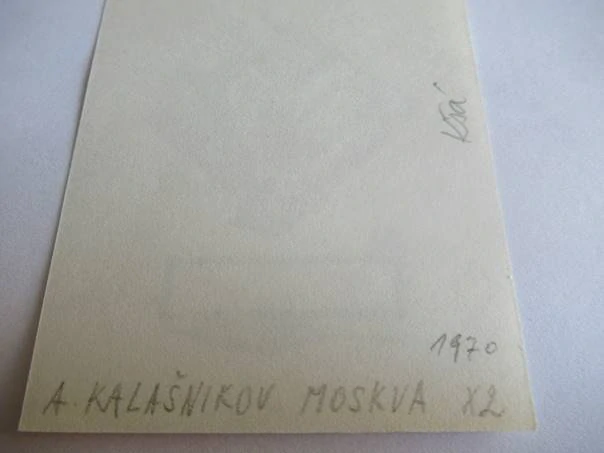 Exlibris – Anatolij Ivanovič Kalašnikov (1970) – Motiv: Otevřená kniha a prázdný štítek, originální dřevoryt (7,5 x 6,5 cm)