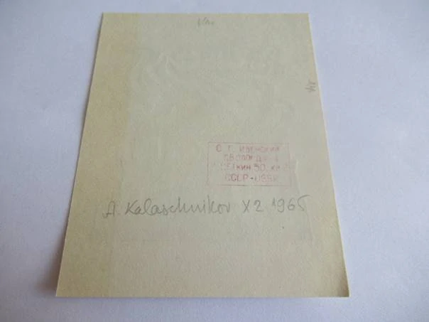 Exlibris – M. i K. Kostrinych – Anatolij Ivanovič Kalašnikov (1965) – Motiv: Továrna a hradby, originální dřevoryt (9,5 x 7,5 cm)