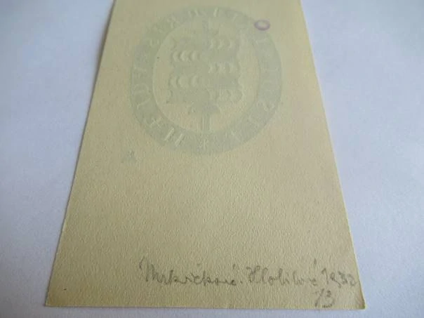 Exlibris – Josef Hejda – Mrkvičková-Hlobilová (1932) – Motiv: Stoh knih v oválném medailonu, originální dřevoryt (10 x 6,5 cm)