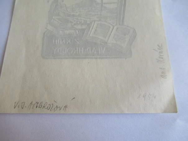 Exlibris – Z knih Vlad. Hroudy – V. J. Ambrožová (1954) – Motiv: Výhled z okna na Bezděz s knihami a vinnou révou, originální autorský zinkografický tisk (13,5 x 10 cm)