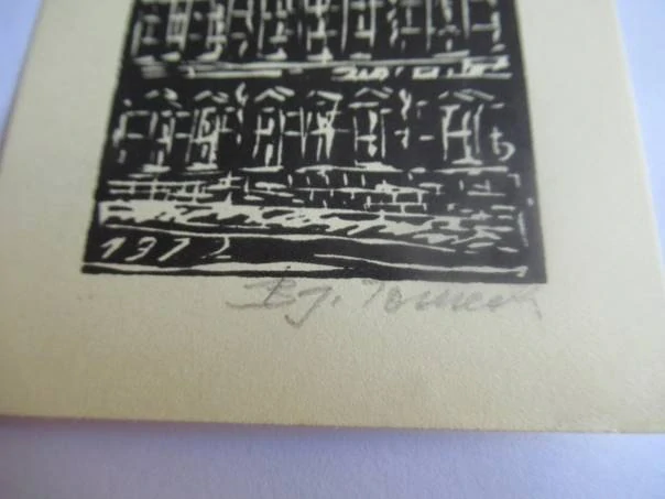 Exlibris – Jørgen Ville Pedersen – J. Biłecki (1972) – Motiv: Historická městská architektura s věží, originální signovaný dřevoryt (15,5 x 7 cm)