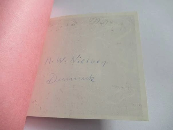 Exlibris – Haagen Bartram-Jensen – Ex Erotica (cca 1940–1950) – Původní majitel: M. E. Nielsen (Dánsko) – Motiv: Klečící milenci v objetí, tisk paspartovaný na růžovém podkladu (exlibris 8 x 7 cm, celkově 14,5 x 10,5 cm)