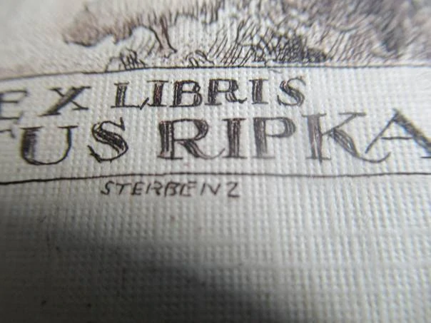 Exlibris – Titus Ripka – Károly Sterbenz (1947) – Motiv: Antická alegorie nad földgóbem (Zeměkoulí) s řemeslnou remarkou, originální mědiryt / lept C3, Sopron (15,5 x 10,5 cm)