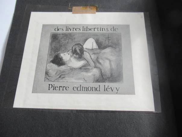 Exlibris des livres libertins de Pierre Edmond Lévy, Egon Hoy, cca 1930 – milenecký motiv, původní heliogravura, černá pasparta 22x15 cm, exlibris 9,5x11,5 cm