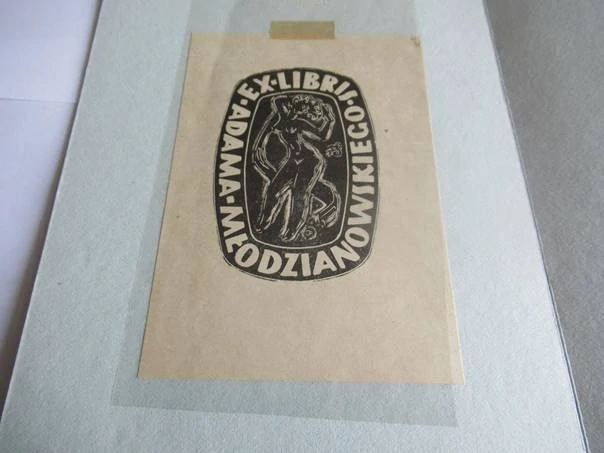 Exlibris – Adama Młodzianowskiego – Jerzy Jarmuszkiewicz – Dvě propletené postavy – 12,5×8,5 cm – zinkografie (cynkografia)