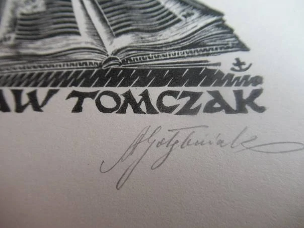 Exlibris – Czesław Tomczak – Antoni Gołębniak – motiv: Muž u knihy s divadelními maskami – 14,5×9,5 cm – dřevoryt (X2)