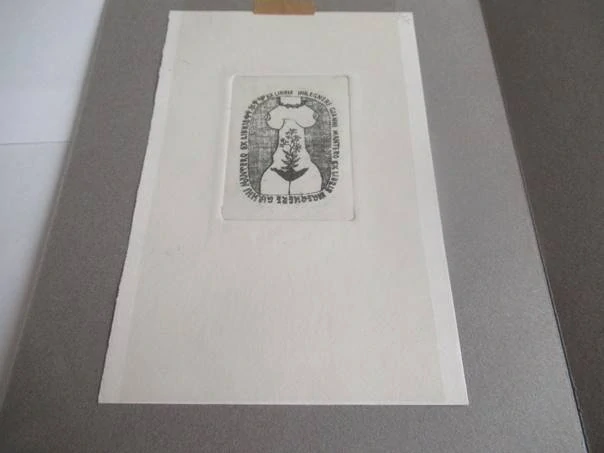 Exlibris – Gianni Mantero – Josef Liesler – motiv: Ženské torzo s rostlinou – 14,5×10 cm – hlubotisk (pasparta 22×15,5 cm)