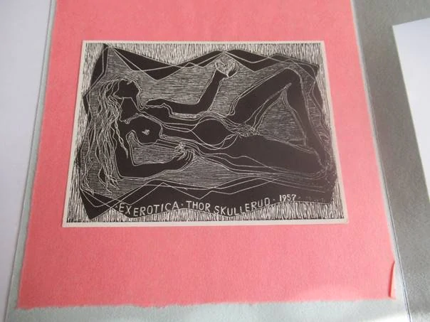 Exlibris – Thor Skullerud – Muggi Wille-Nielsen – motiv: Ex Erotica (Ležící ženský akt) – 9,2×12,1 cm – zinkografie (pasparta 22×15,5 cm)