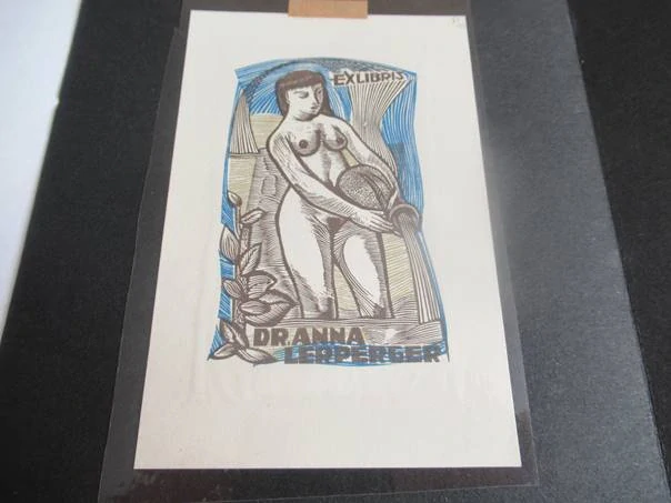 Exlibris – Dr. Anna Lerperger – Jan Battermann – motiv: Ženský akt (Vodnářka) vylévající vodu z amfory – 13×8,5 cm – barevný linoryt (pasparta 22,5×15,5 cm)
