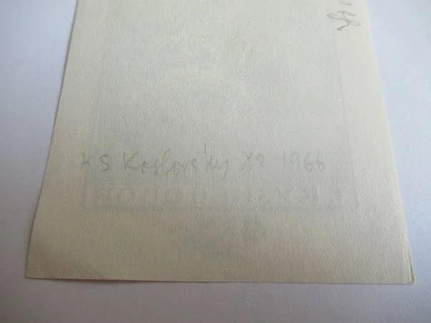 Exlibris – T. Kuzněcovové – K. S. Kozlovský – motiv: Žena s knihou na břehu rozbouřeného moře a plachetnice – 9×6,5 cm – dřevoryt (X2) – 1966