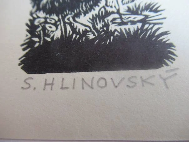Exlibris – S. Hlinovský – motiv: Alegorická umělecká kompozice s malířem u stojanu a stojícím ženským aktem v přírodě – rozměry 10,5×5,5 cm – zinkografie / linořez – 2. polovina 20. století