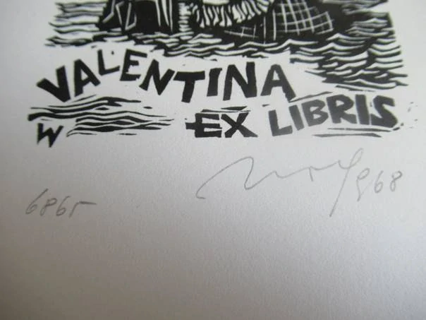 Exlibris – Valentina – R. Wolf – motiv: Expresivní karnevalová a námořní kompozice z Viareggia s polonahou ženou a klaunem ve vlnách – rozměry 14,5×10,5 cm – linoryt / dřevoryt – rok 1968