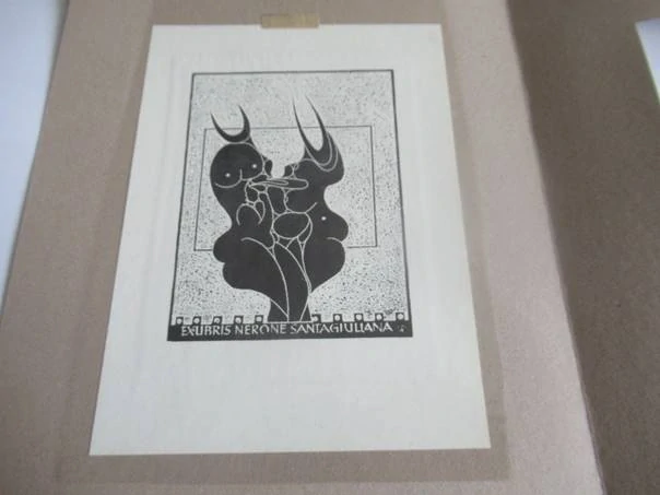 Exlibris – Nerone Santagiuliana – Henryk Płóciennik – motiv: Avantgardní surrealistická kompozice se dvěma stylizovanými postavami a polibkem – rozměry 22,5×15,5 cm (včetně podkladu), samotný tisk 13,5×9,5 cm – lept / akvatinta (C3 / C5) – rok 1969