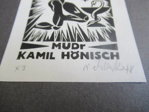 Exlibris – MUDr. Kamil Hönisch – V. Chrenko – Klečící muž s Asklépiovou čší – linoryt (X3), podkladový papír 21×14 cm
