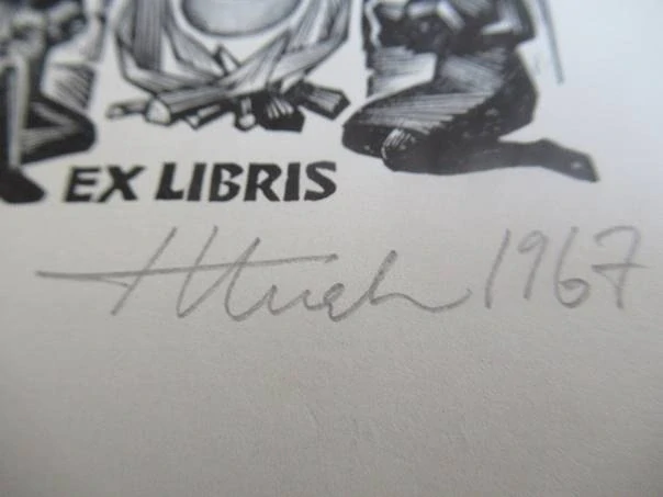 Exlibris – Lembit ja Ene Mägi – Henno Arrak – Čtenáři u kamenného krbu s kotlem – dřevoryt (X2), 14×10 cm