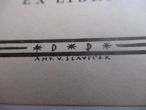 Exlibris – Monogram D. P. – Antonín V. Slavíček – Klečící muž a žena u pramene – dřevoryt (X2), 9,5×9,5 cm