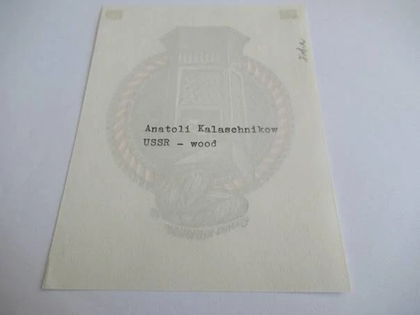 Exlibris – Iz knig J. B. Kajzer (Из книг Ю. Б. Кайзер) – Anatolij Kalašnikov – Klečící žena u barokního arkýře – dvoubarevný dřevoryt (X2), 12×9 cm