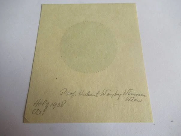 Myn Boek – Ries Stoffers – Prof. Hubert Woyty-Wimmer – Stylizovaný květ s nápisovou stuhou – dřevoryt (X2), 10×8 cm