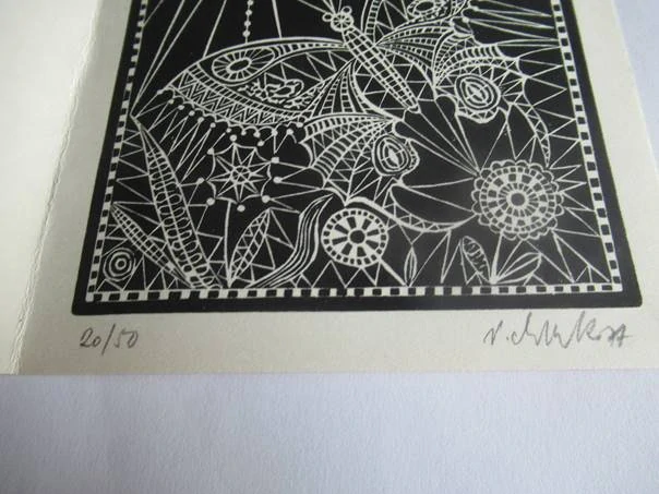 Původní sběratelská novoročenka PF rodina Chrenková, Hlohovec – autorský signovaný linoryt, limitovaný číslovaný náklad 20/50 (16,5 × 12 cm)