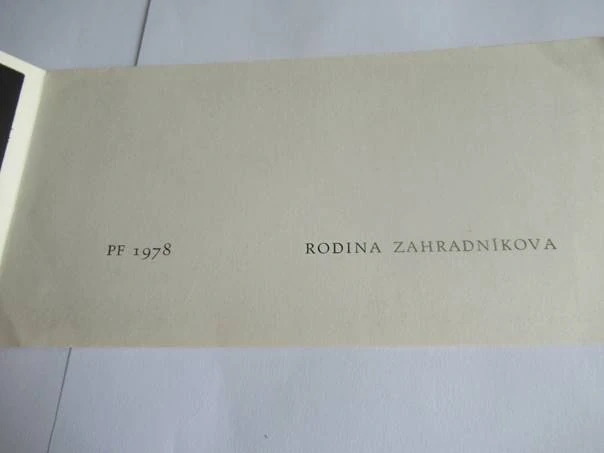 Původní sběratelská novoročenka PF 1978 Rodina Zahradníkova – autorka Jiřina Hartingerová-Tobolíková, linoryt (21 × 10,5 cm)