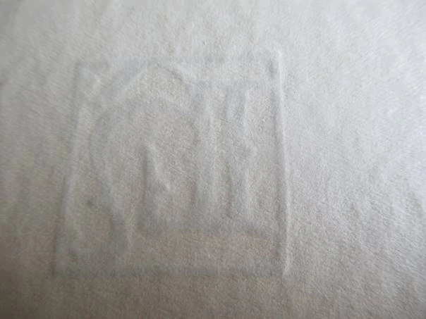 Původní sběratelská novoročenka pf 1970 Ladislav Hodný s rodinou – autor monogramu Oldřich Menhart, slepotisk na ručním papíře (21 × 10 cm)