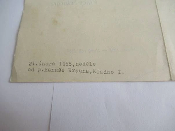Sběratelská PF 1936 – motiv nakladatel s knihami a jezevčík, Vincy Schwarz (15,5 × 11,5 cm)