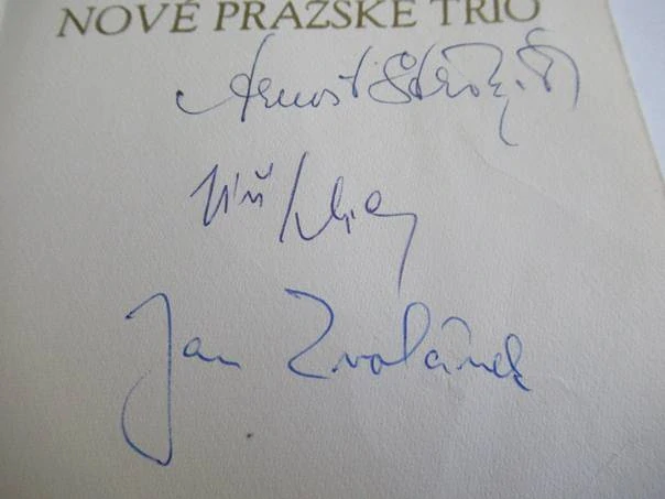Původní sběratelská novoročenka PF 1984 Nové pražské trio – 3x autorský podpis hudebníků, linoryt (14,5 × 10,5 cm)