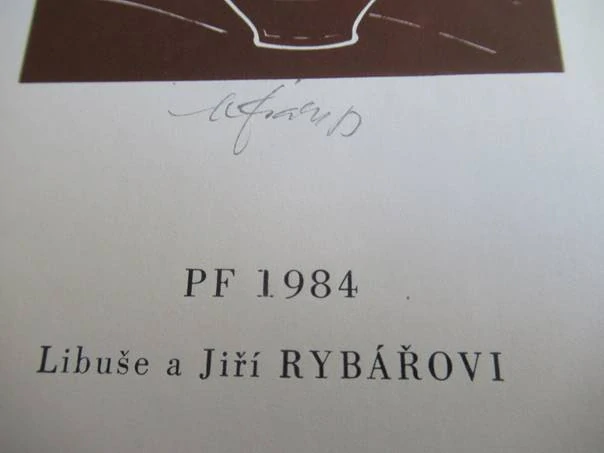Novoroční PF 1984 s motivem slunečnic ve váze pro Libuši a Jiřího Rybářovy, vhodné pro sběratele novoročenek a drobné grafiky, originální podepsaný linoryt, rozměr 21 × 9,5 cm