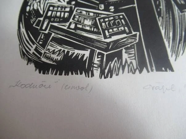 Volná grafika s motivem „Koduõu“ / Domácí dvůr (k básni Sully-Prudhommea), vhodné pro sběratele exlibris a estonské moderní grafiky, autor Silvi Väljal (Tallinn, Estonsko), původní podepsaný linoryt (linool), rozměr 24 × 16,5 cm