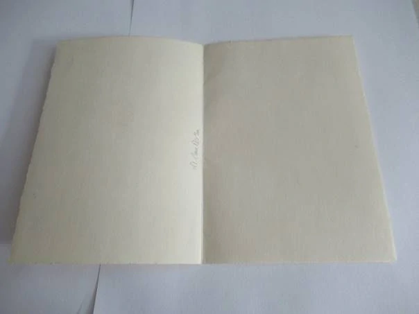 Volná grafika s motivem knižní značky (exlibris) Oldřich Menhart, vhodné pro sběratele drobné grafiky a typografie, originální podepsaný tisk, rozměr složeného listu 15 × 10,5 cm
