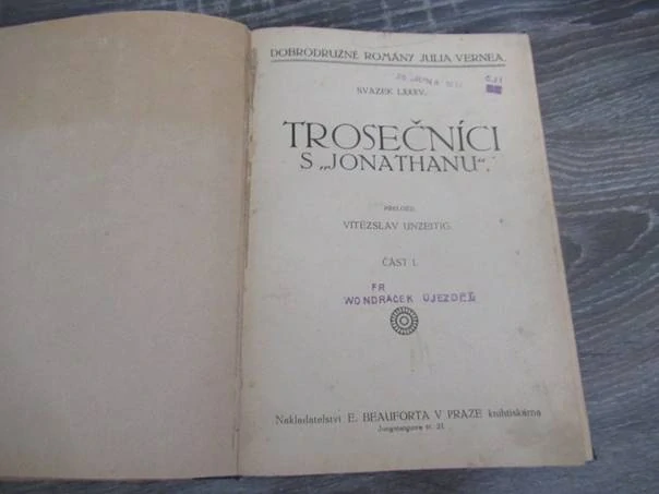Kniha Trosečníci s „Jonathanu“. Část I. – dobrodružný román, vhodné pro sběratele verneovek a prvorepublikové dobrodružné literatury, autor Jules Verne, nakladatelství E. Beaufort (1915), původní pevná vazba s ilustrací, rozměr 22 × 15 cm.